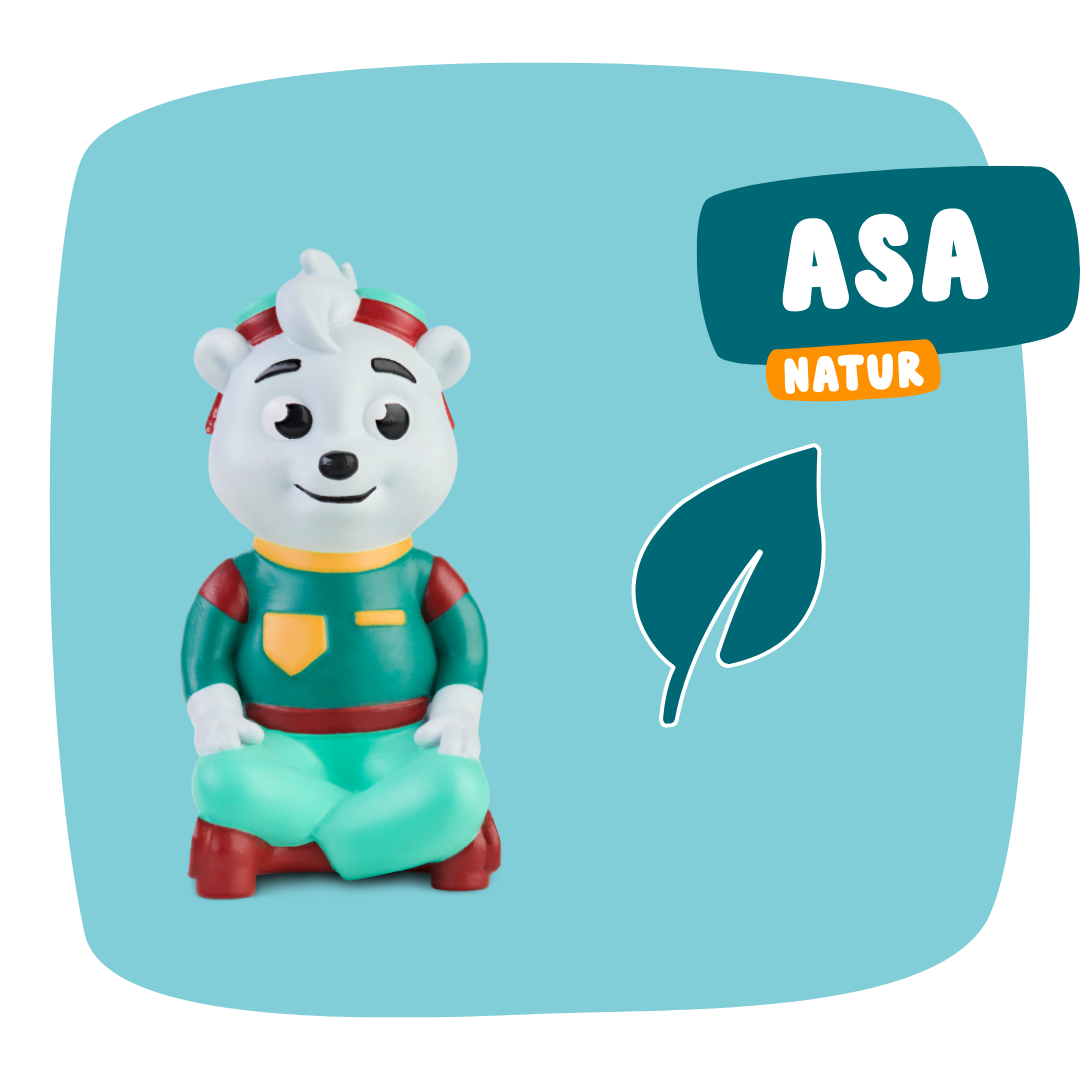 Ein Cartoon-Eisbärspielzeug in einem farbenfrohen Outfit sitzt neben dem Text „Asa ‚Unsere Natur‘“ und einem Blattsymbol auf blauem Hintergrund.