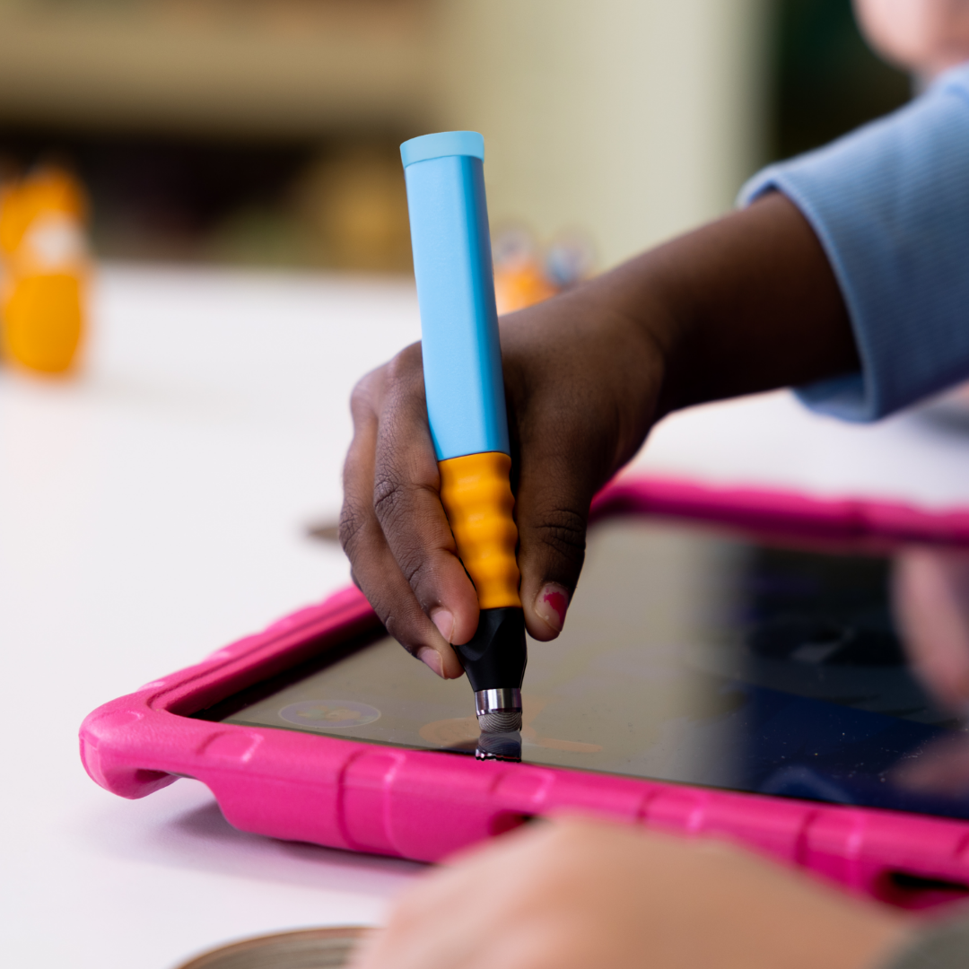 Ein Kind zeichnet mit dem Zubehör Ergonomischer Eingabestift auf einem rosa umhüllten Tablet.